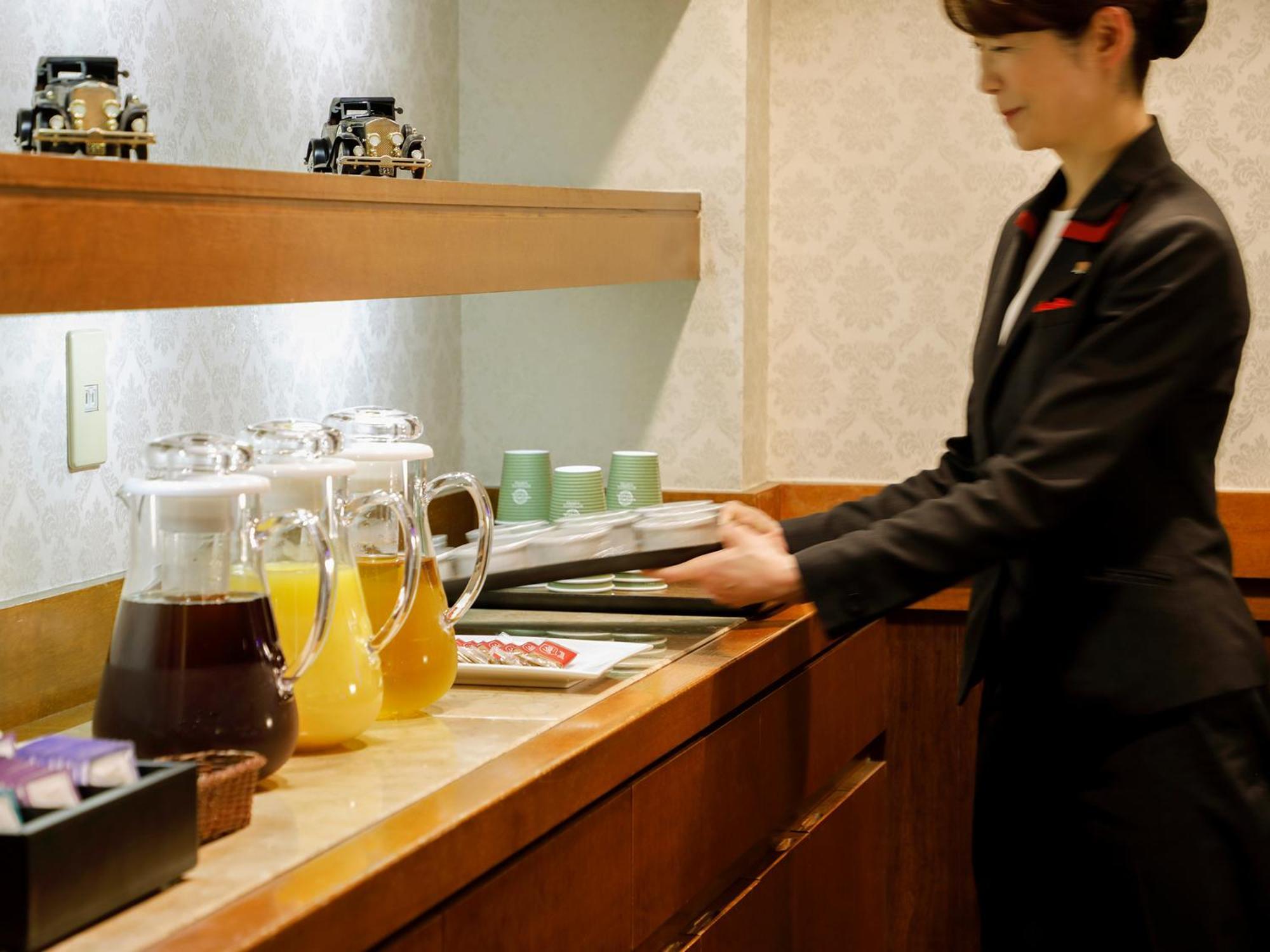 Premier Hotel -Tsubaki- Sapporo Dış mekan fotoğraf A flight attendant working on board a plane