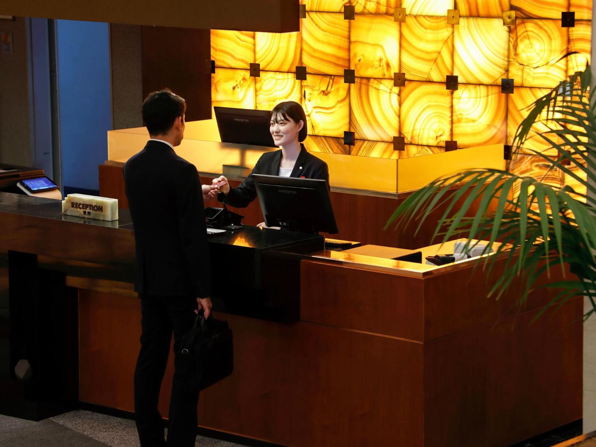 Premier Hotel -Tsubaki- Sapporo Dış mekan fotoğraf A hotel receptionist at work